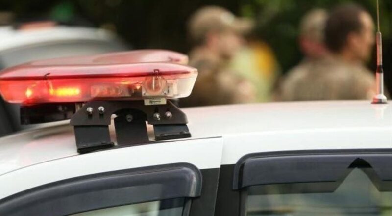 Agentes de segurança socorrendo vítimas após ataque durante atendimento a dependente químico em Sombrio, Santa Catarina