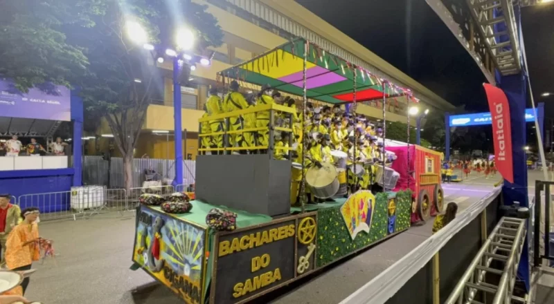 Bacharéis do Samba desfilando com trajes coloridos e elementos da cultura cigana durante o carnaval em Belo Horizonte