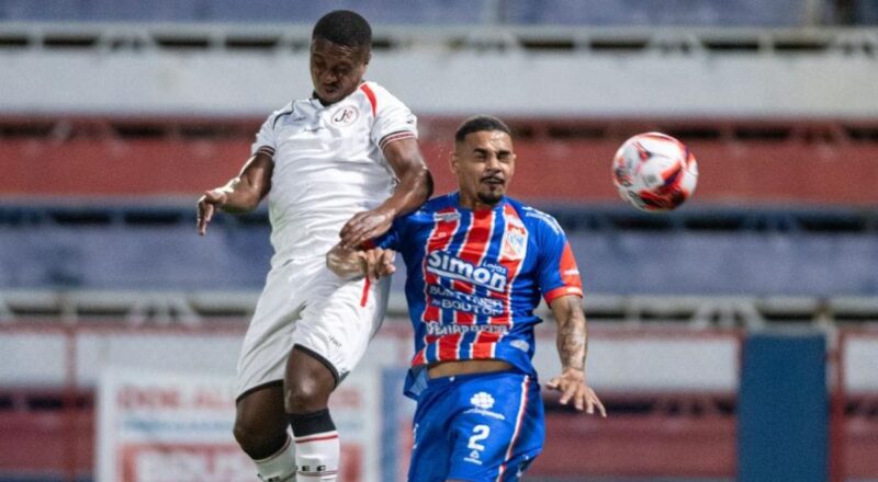 Jogador do Carlos Renaux comemorando o gol da vitória nos acréscimos contra o Joinville