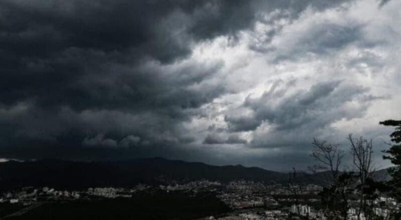 Carnaval em Santa Catarina com nuvens e sol, representando calor e possibilidade de chuva.