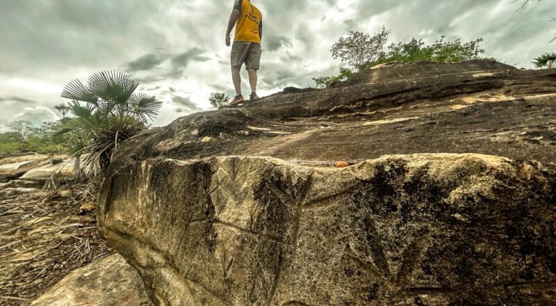 Gravuras rupestres conhecidas como 'Pés de Ema' no sítio arqueológico em Piauí
