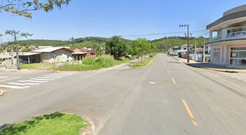 Motocicleta Honda Twister incendiada após crime em Jaraguá do Sul