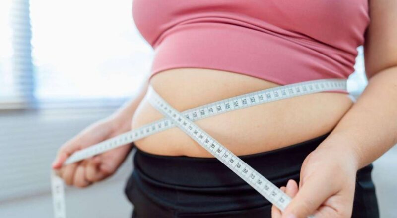 Uma pessoa praticando exercícios ao ar livre com uma dieta equilibrada no fundo.