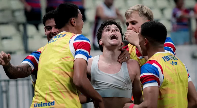 Jogadores do Fortaleza comemorando a vitória sobre o Maguary na Copa do Brasil