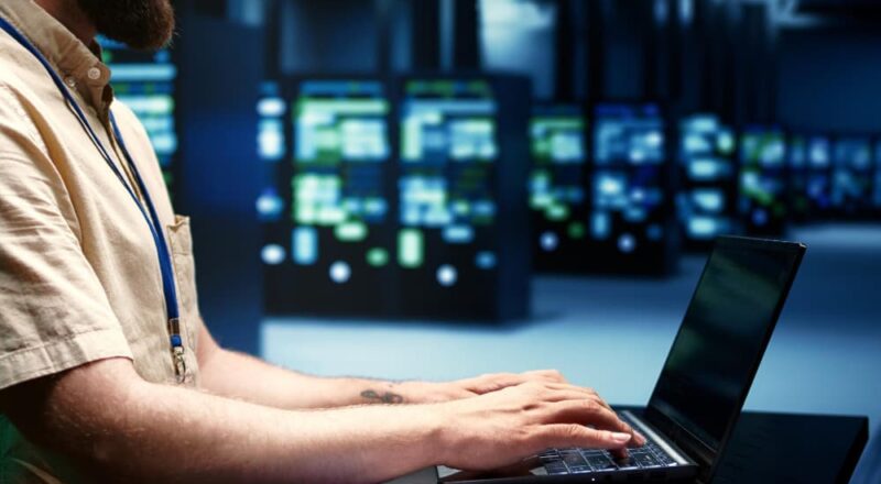 Pessoa avaliando diferentes provedores de hospedagem de sites em um laptop