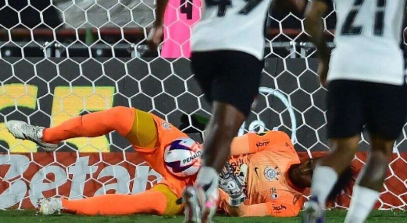 Hugo Souza defendendo um pênalti durante a partida entre Corinthians e Portuguesa