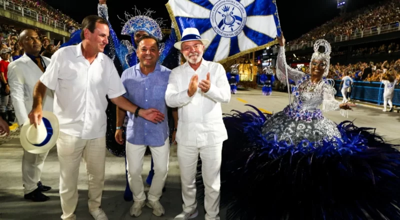 Lula sendo homenageado pela Acadêmicos de Niterói durante o desfile de Carnaval na Sapucaí