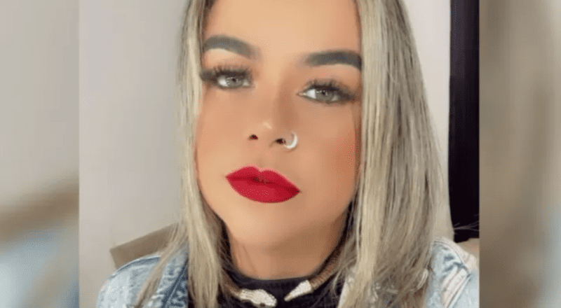 Mulher sendo resgatada após deslizamento de terra em Juiz de Fora