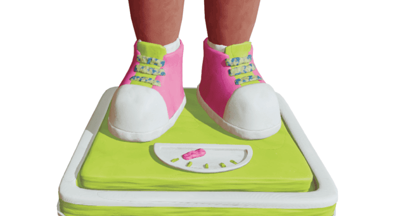 Criança exibindo sobrepeso em ambiente de saúde