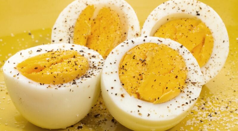 Ovo cozido com gema e clara expostas em um prato, simbolizando a discussão sobre os efeitos do consumo de ovos na saúde do fígado e pâncreas.