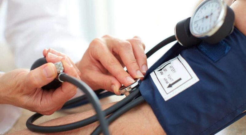 Muitas frutas e vegetais frescos, como bananas e batatas-doces, representando formas naturais de baixar a pressão arterial.