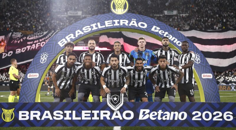 Avião no Aeroporto do Galeão, representando a falha técnica que adiou a viagem do Botafogo para São Paulo