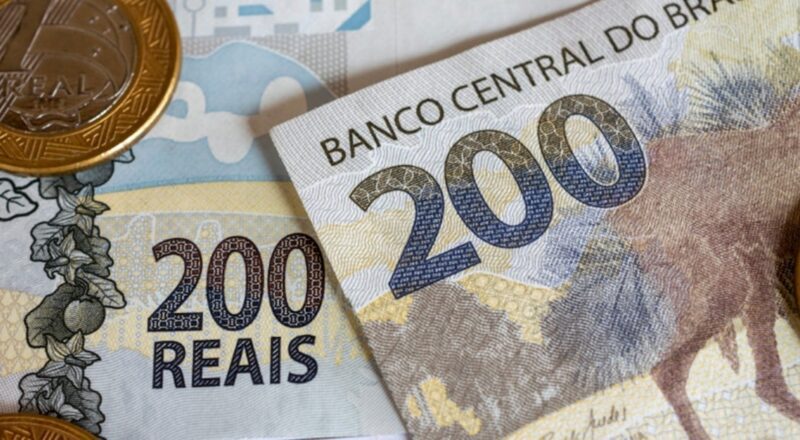 Cliente insatisfeito questionando débitos em conta bancária