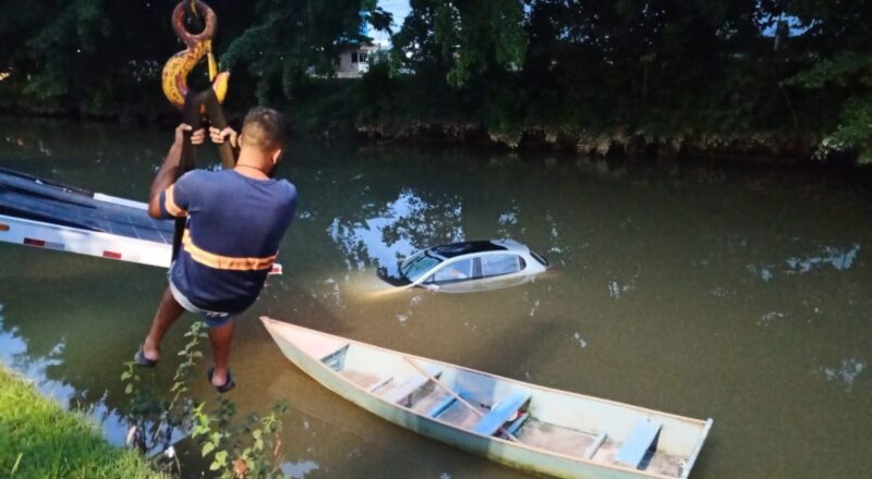 Peugeot 208 sendo resgatado do Rio Cachoeira em Joinville