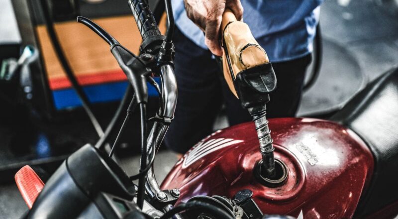 Posto de gasolina em Pinhalzinho com filas de carros devido à falta de combustível
