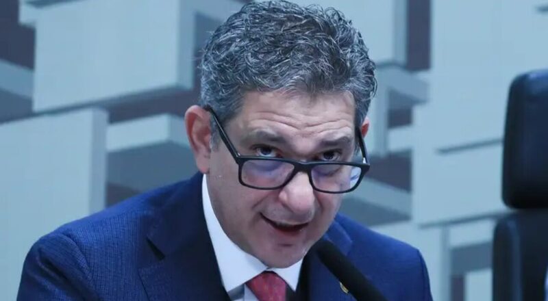 Senador Rogério Carvalho apresentando pedido de CPI no Senado