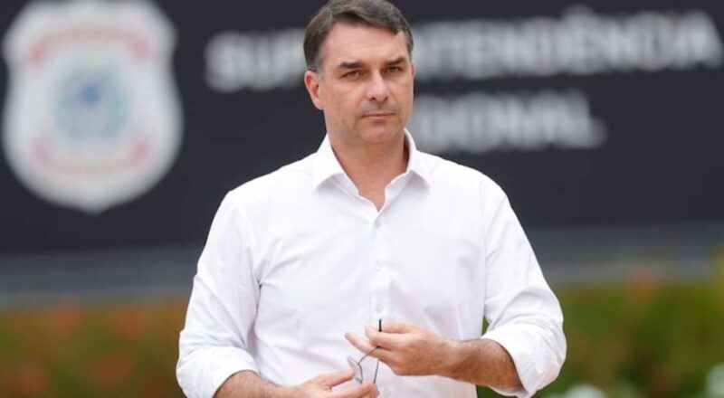 Flávio Bolsonaro protocola PEC para abolir reeleição à presidência do Brasil