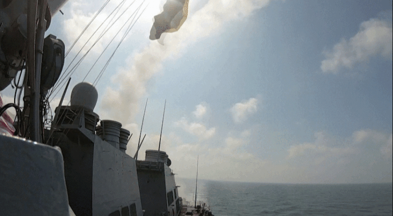 Cena de bombardeio no Oriente Médio durante conflito militar