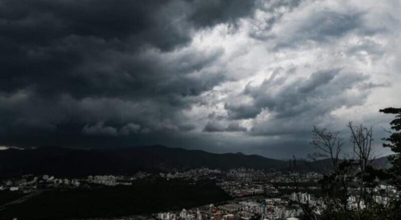Alerta do Inmet para risco de chuva intensa e ventos fortes em Santa Catarina