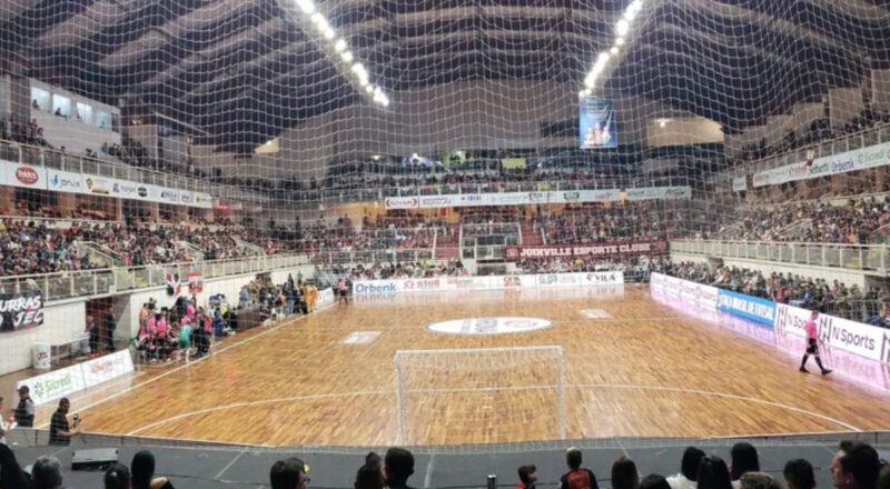 Jogadores do Joinville comemorando após gol no jogo contra Blumenau pelo Campeonato Catarinense de Futsal