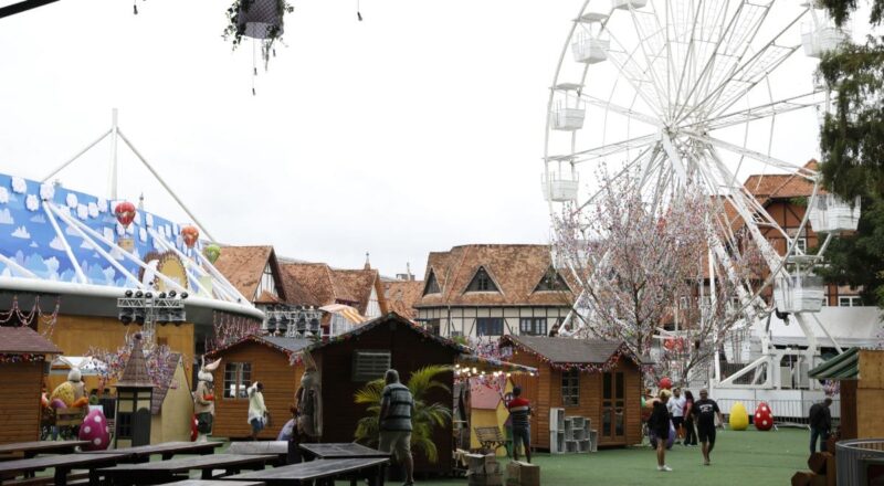 Decoração vibrante da Vila de Páscoa em Blumenau com coelhinhos e cenourinhas.