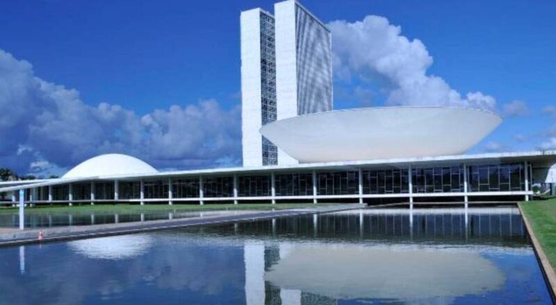 Infográfico sobre os custos associados a cada deputado brasileiro e a alocação de impostos