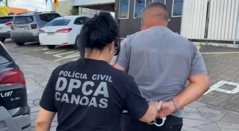 Suspeito de abuso de criança sendo detido pela polícia em Canoas