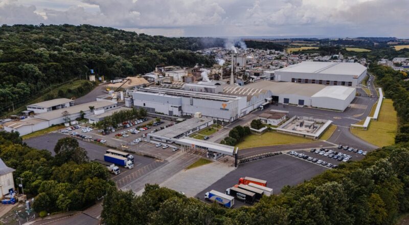 Embalagens de papel e papelão ondulado produzidas pela Trombini, destacando inovação e sustentabilidade.