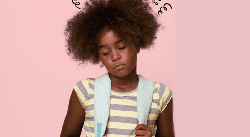 Estudantes em sala de aula discutindo sobre violência de gênero e empoderamento feminino